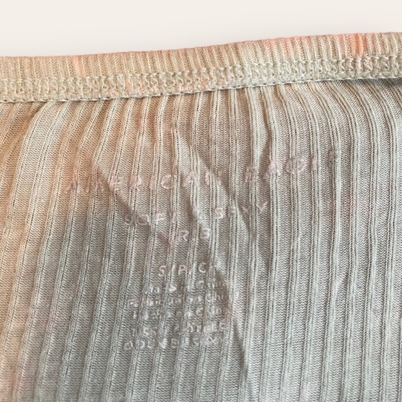 American Eagle green crop top with daisies - Picture 3 of 3